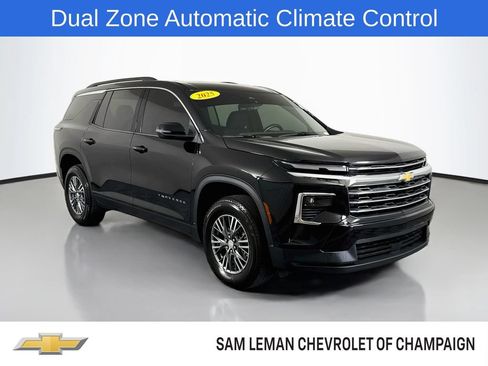 Used 2025 Chevrolet Traverse LT FWD image 1