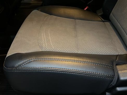 Used 2017 Ford Explorer XLT w/ Equipment Group 202A AWD/4WD image 14