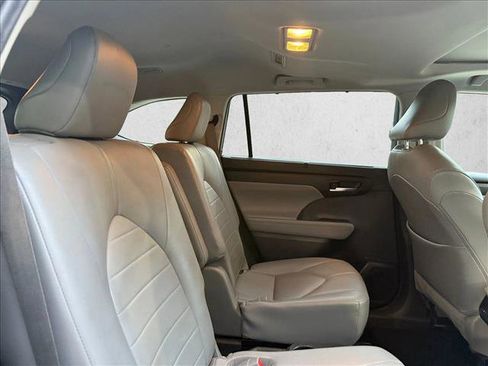 Used 2021 Toyota Highlander XLE FWD image 22