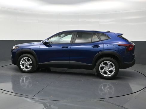 Used 2024 Chevrolet Trax LS w/ LS Convenience Package FWD image 2