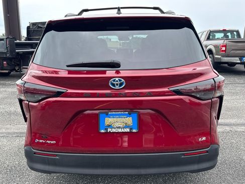 Used 2025 Toyota Sienna LE w/ LE Plus Package AWD/4WD image 4
