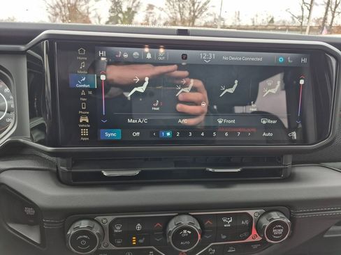 Used 2024 Jeep Wrangler Rubicon w/ Technology Group image 21