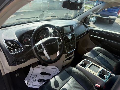 Used 2013 Chrysler Town & Country Touring-L w/ Trailer Tow Group FWD image 16
