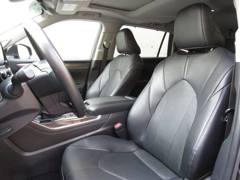 Used 2024 Toyota Highlander Limited AWD/4WD image 11