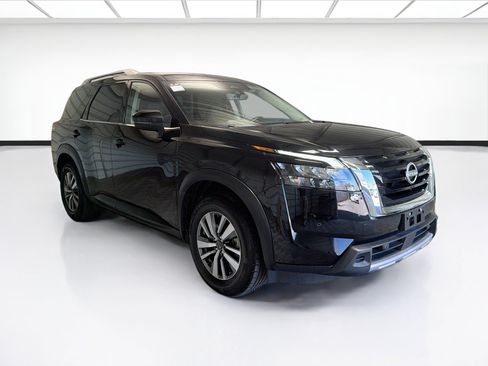 Used 2025 Nissan Pathfinder SL FWD image 3