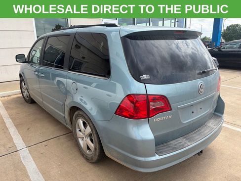 Used 2009 Volkswagen Routan SE FWD image 4