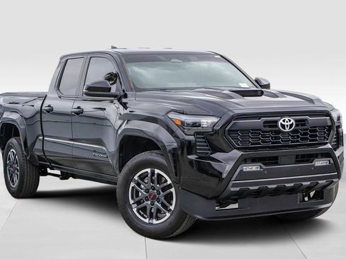 Used 2024 Toyota Tacoma TRD Sport w/ TRD Sport Upgrade Package AWD/4WD image 2