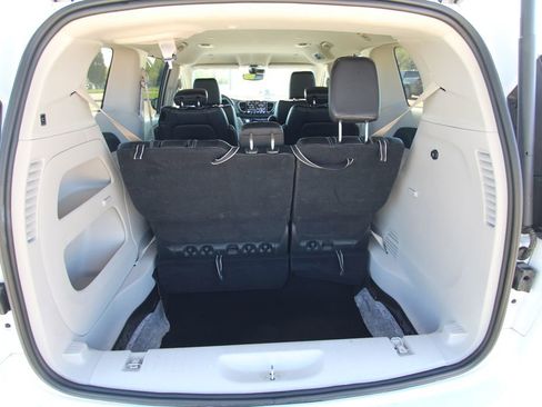 Used 2024 Chrysler Pacifica Touring-L FWD image 14