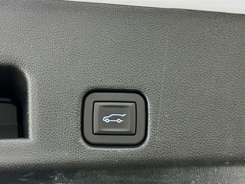 Used 2025 Chevrolet Traverse LT image 32