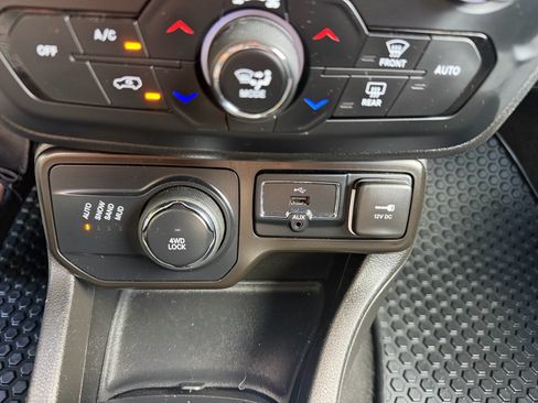 Used 2023 Jeep Renegade Latitude AWD/4WD image 36