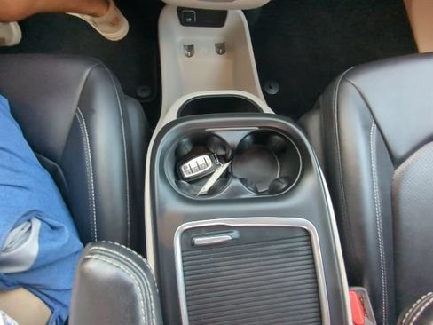 Used 2024 Chrysler Pacifica Touring-L FWD image 14