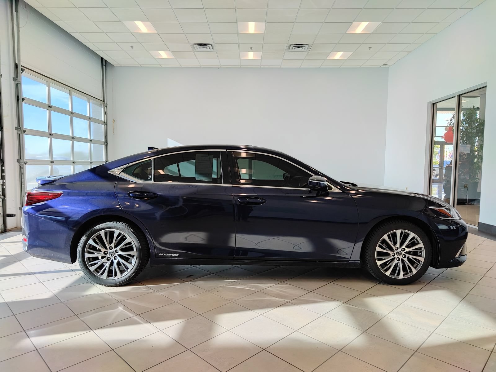 Used 2019 Lexus ES 300h w/ Premium Package FWD image 2