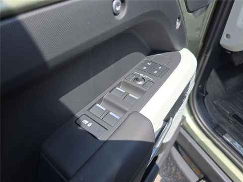 Used 2024 Land Rover Defender 130 X-Dynamic SE AWD/4WD image 19