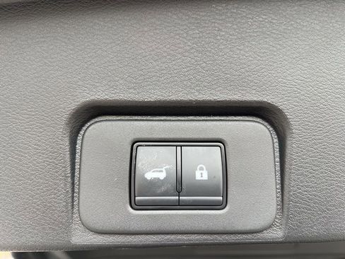 Used 2025 Nissan Rogue SV image 7