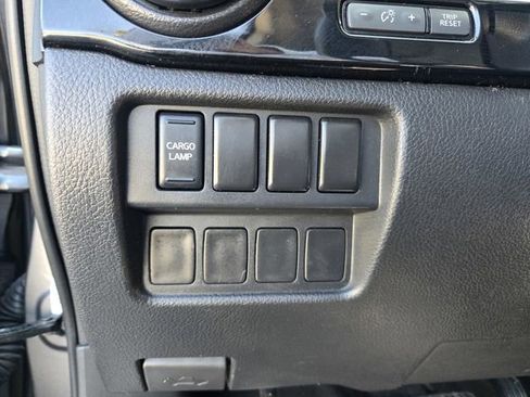 Used 2022 Nissan Titan SV image 18