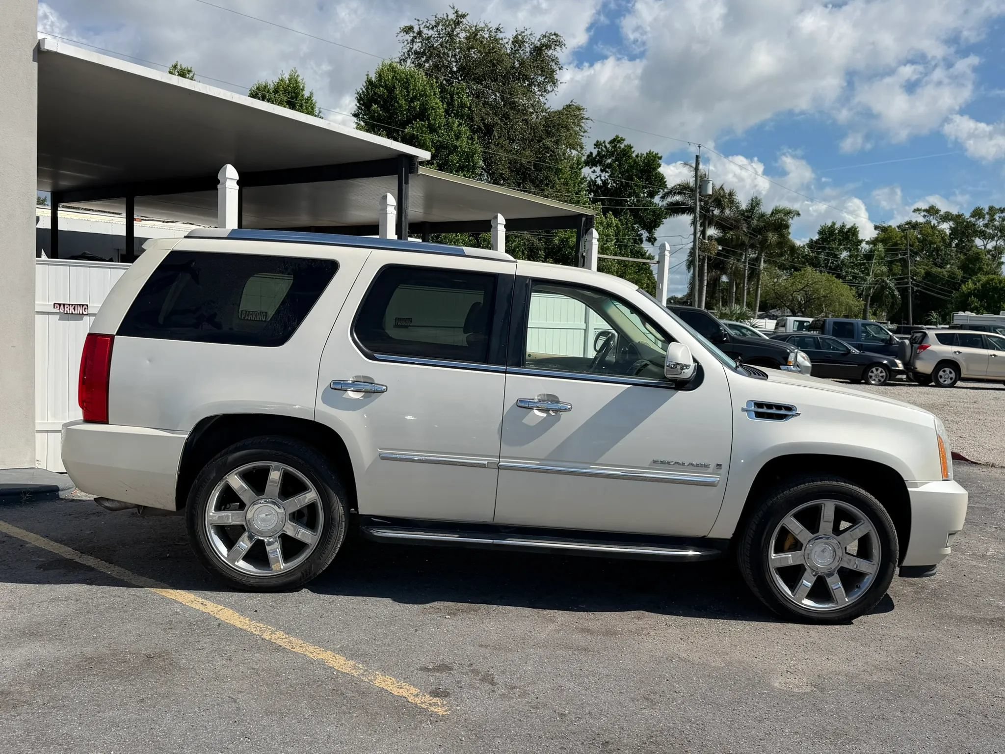 Used 2008 Cadillac Escalade AWD image 2