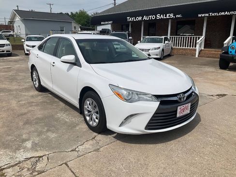 Used 2015 Toyota Camry LE FWD image 1