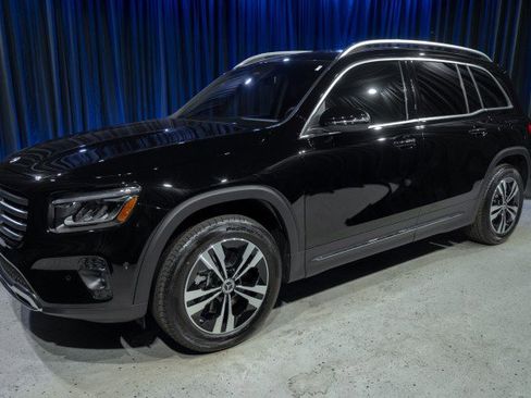 New 2025 Mercedes-Benz GLB 250 4MATIC image 1