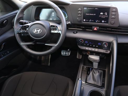 Certified 2025 Hyundai Elantra Sport image 10
