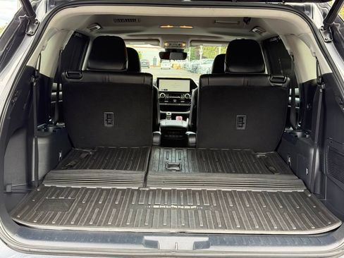 Used 2023 Toyota Highlander XLE AWD/4WD image 11