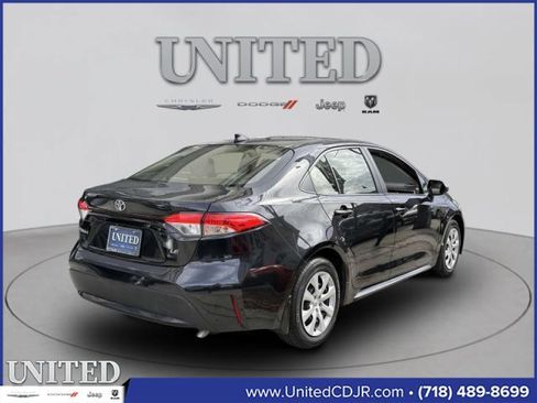 Used 2022 Toyota Corolla LE image 3