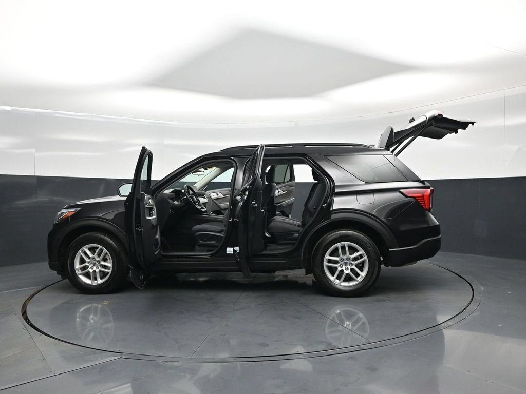 Used 2025 Ford Explorer Active AWD/4WD image 35