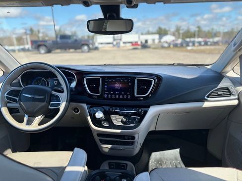 Used 2017 Chrysler Pacifica Limited w/ UConnect Theater Package FWD image 28