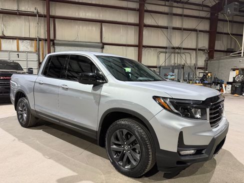 Used 2023 Honda Ridgeline Sport image 2