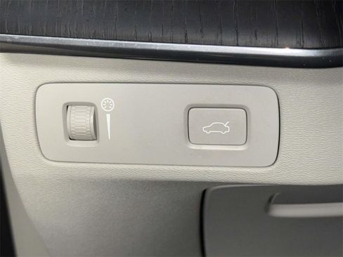 Used 2020 Volvo XC90 T6 Momentum w/ Protection Package Premier image 26