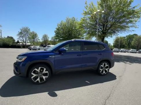 Certified 2023 Volkswagen Taos SEL image 4