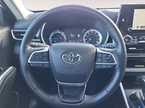 Used 2025 Toyota Highlander XLE image 16