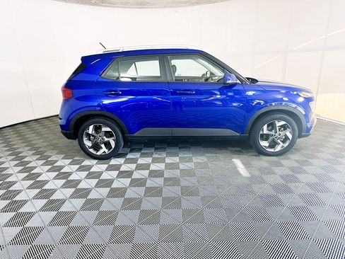 Used 2025 Hyundai Venue SEL FWD image 2