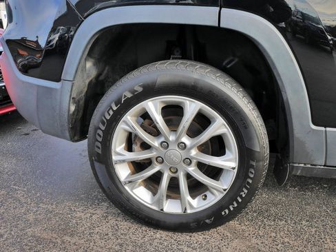 Used 2019 Jeep Cherokee Latitude w/ Cold Weather Group image 6