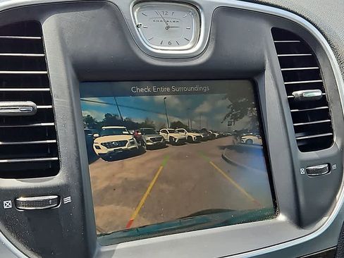 Used 2016 Chrysler 300 C RWD image 18