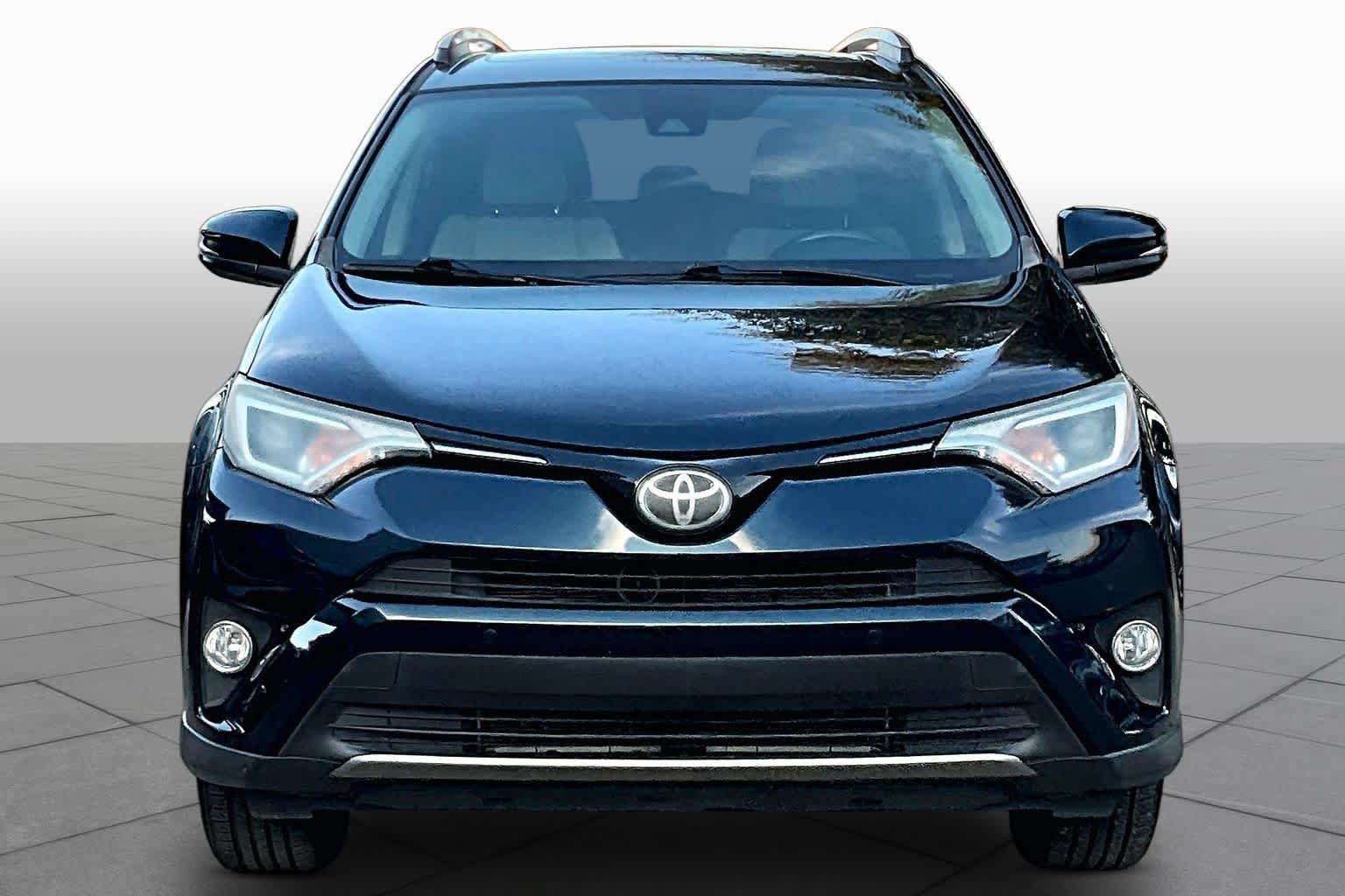 Used 2017 Toyota RAV4 XLE AWD/4WD image 4