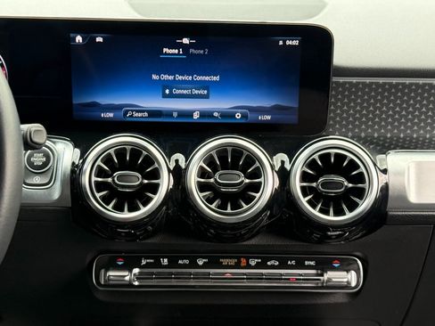 Used 2024 Mercedes-Benz GLB 250 4MATIC image 46