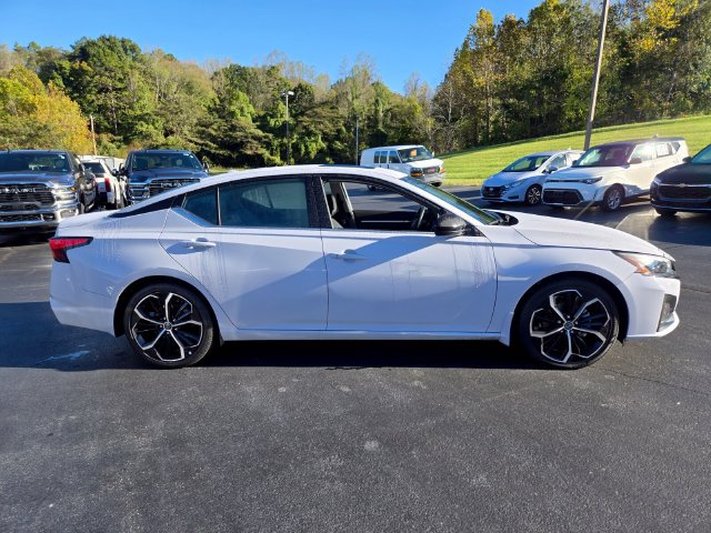 Used 2025 Nissan Altima 2.5 SR w/ SR Premium Package FWD image 9