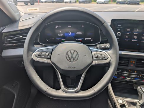 Used 2026 Volkswagen Jetta SE FWD image 24