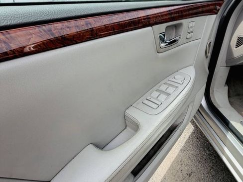 Used 2006 Cadillac DTS w/ Sun And Sound Package FWD image 14