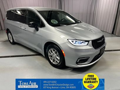 Used 2026 Chrysler Pacifica Select