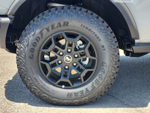 New 2026 Ford Bronco Badlands w/ Black Appearance Package AWD/4WD image 8