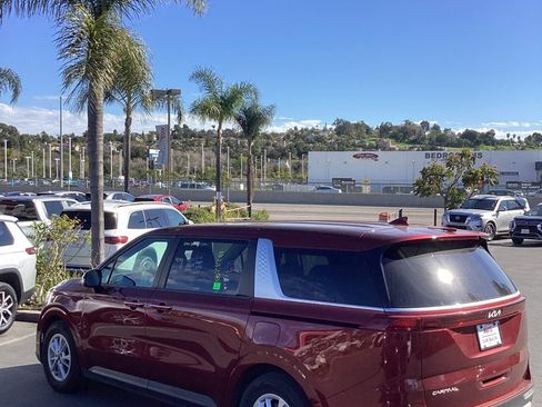 Used 2024 Kia Carnival LX image 7