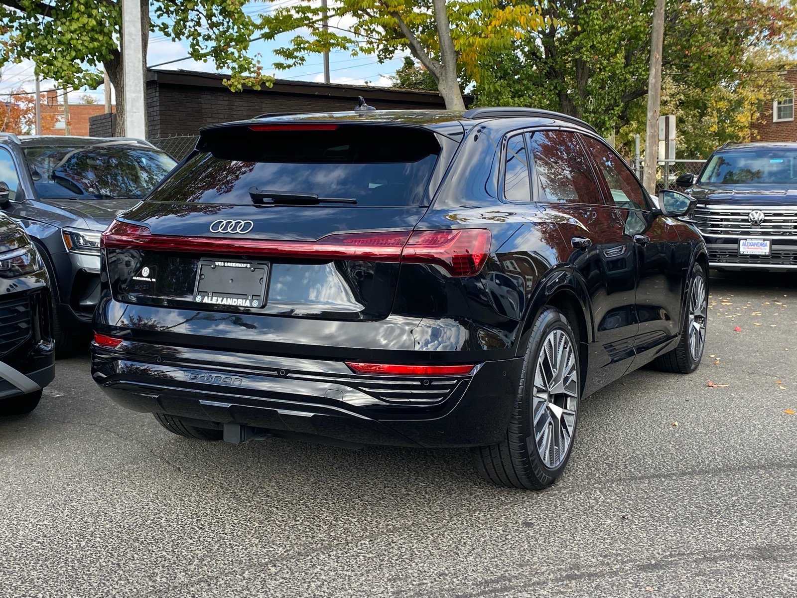 Used 2024 Audi Q8 e-tron Premium Plus AWD/4WD image 3