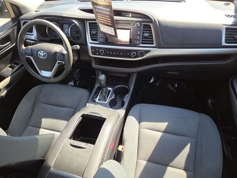 Used 2019 Toyota Highlander LE FWD image 19
