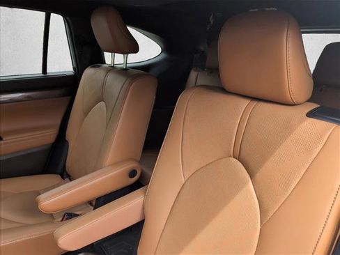 Used 2021 Toyota Highlander Platinum AWD/4WD image 19