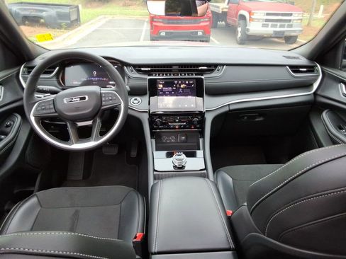 Used 2025 Jeep Grand Cherokee Altitude AWD/4WD image 20