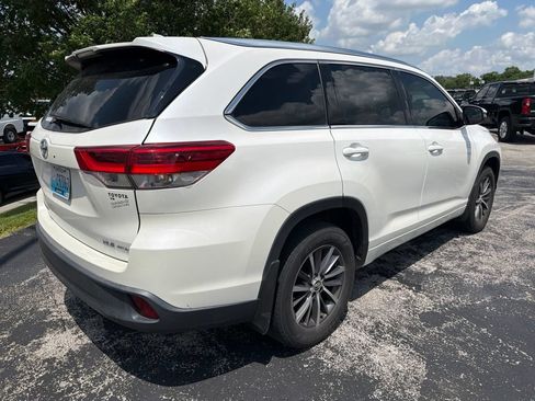 Used 2017 Toyota Highlander XLE AWD/4WD image 3