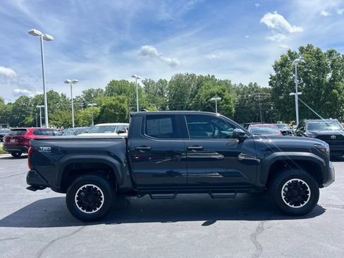 Used 2025 Toyota Tacoma TRD Off-Road AWD/4WD image 5