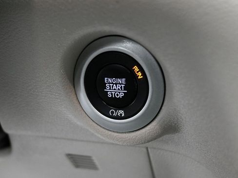 Used 2024 Chrysler Pacifica Touring-L image 22