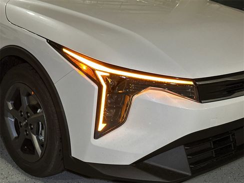 New 2025 Kia K4 LXS image 9